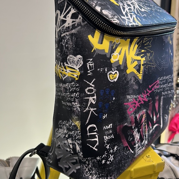 Sky the limit with this backpack New York by DKNY - Picture 6 of 6